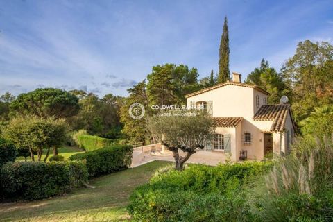 Jager Immobilier Coldwell Banker is pleased to present this charming property, ideally located in the heart of the Gulf of Saint-Tropez. This house is located in a quiet environment surrounded by nature and is composed as follows: On the ground floor...