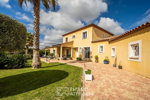 In a quiet and residential area of Montbazin, discover this Languedoc house of 192m2 and its 3 bedrooms, embellished with its swimming pool, its double garage and a carport. This house built in 2002 is located in the middle of a plot of more than 170...