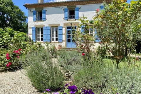 10 minutes from St Sever, 1 hour from the beaches and the Pyrenees, large property in absolute calm set with woods, meadows and fields. The portal opens onto a bucolic setting. The lavender and hydrangea path leads to the sandstone landing of the mai...