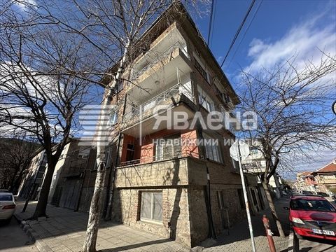 Yavlena Agency Plovdiv offers you a floor of a house that needs major repairs. The perfect opportunity to create the home of your dreams or invest in something suitable? What awaits you: Spacious corridor Laundry room with bathroom Living room with k...