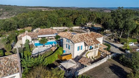 We are thrilled to present this lovely ensemble with swimming pool and views, situated in the heart of the Causse de Limogne! There is a mediterranean feel to this property, which is thoughtfully organised around the swimming pool. It has been design...
