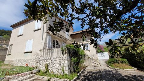 Alpes de Haute Provence (04) - In Sisteron, te koop prachtig familiehuis van 191m², op een perceel van 485m². Het bestaat op de begane grond uit een entree met kleedkamer, een grote woonkamer/eetkamer met open haard en toegang tot het terras, een keu...