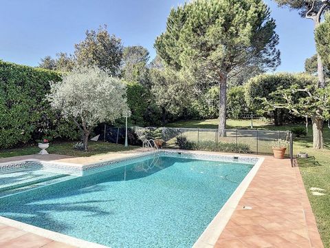 In a very sought-after residential area in Roquefort les Pins near village center, in absolute quiet large family villa living area 186 m2 on a splendid landscaped plot 2200m2. This property is composed as follows: On the ground floor an entrance, gu...