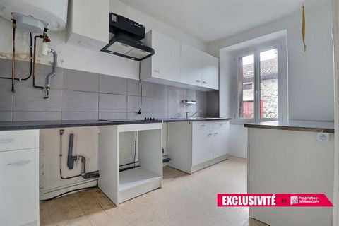 Sur la commune de Pont-de-Labeaume, au premier étage, un appartement de 77.8 m² composé d'une cuisine indépendant aménagée, d'une pièce de vie avec balcon, d'une salle d'eau avec WC, de deux chambres de plus de 10 m². Au rez-de-chaussée, un garage de...
