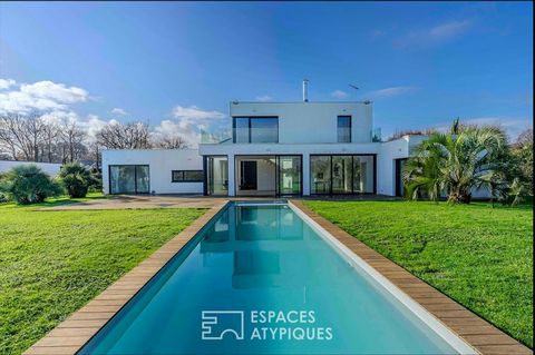 This exceptional contemporary design, created in 2012, features sober lines and generous volumes. Built on a plot of nearly 3000m2, it is mainly designed on one level and benefits from a breathtaking panorama of the golf course. Entirely open to the ...