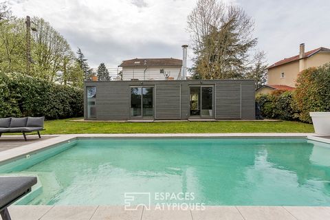 Located in Tassin, in a quiet area, at the end of a cul-de-sac, this house of more than 285m2 is the perfect combination of the character of the 1930s houses and a contemporary extension. The entrance hall is also the logical link of this judiciously...