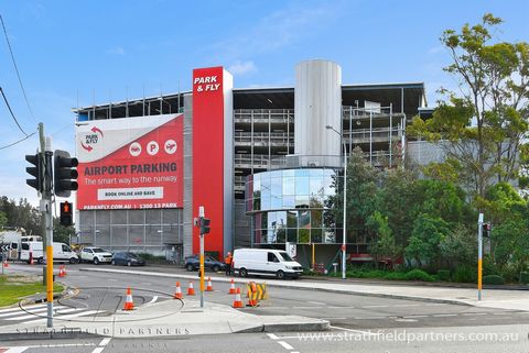 Cet espace de stationnement sécurisé de 13,5 m² est situé à proximité immédiate de l’aéroport de Sydney, actuellement loué à Park N Fly dans le cadre d’un accord à long terme, ce qui en fait une opportunité d’investissement attrayante et sûre. Park N...