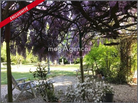 Charming single-storey house 7 minutes from Marmande with large garden of over 5000 m² in a pleasant village. The house consists of a large entrance, a pantry, an equipped and fitted kitchen opening onto a living room and its terrace which you can ex...