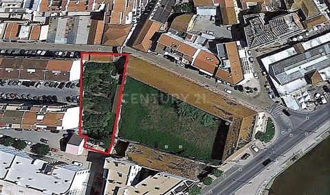property with possibility of construction of housing or commerce, Located in the heart of the city of Silves, next to the riverside area. Unique property features for commercial or housing investment.