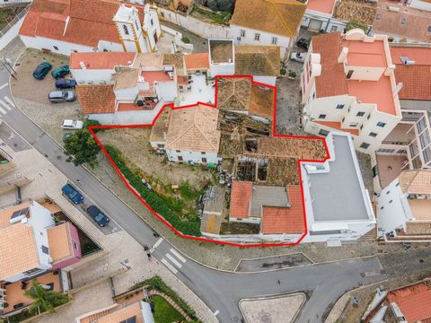 Urban land in the center of Guia with an area of 542 m2 where there are 7 houses with a total of 23 rooms. Whoever acquires this property will be able to realize a dream project with a unique situation.