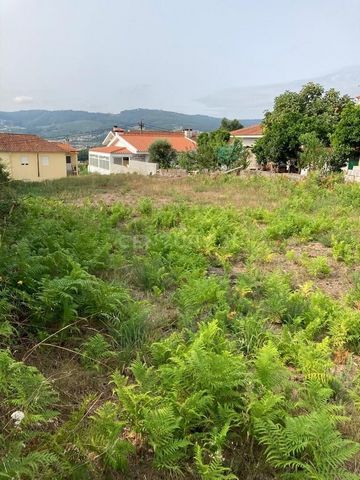 Rustic land with 900 m2 for construction in Vila das Aves. Location in quiet residential area, with a predominantly housing occupation in housing type buildings, near the Church, supermarkets, Health Center, swimming pool and gym. Access to public tr...