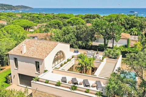 Come discover this prestigious villa of 260 m², a short walk to the famous beaches of Pampelonne. On a private gated estate, it offers a lounge, dining-room, equipped open kitchen, 5 suites with bathrooms. Unimpeded sea views from its 2 furnished ter...