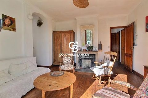 Exclusive Coldwell Banker. Located in an 19th century Arcachonnaise with beautiful character feautures, on two levels, this apartment benefits from a beautiful terrace as well as a private garden of approximately 200m². 5 bedrooms, a kitchen breakfas...