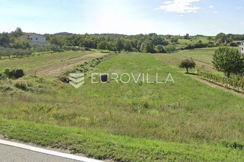 In the small town of Marcani, near Gračišća, there is this beautiful rectangular building plot next to the main road with an area of 1637 m2. Dimensions 60 m x 26 m. In the immediate vicinity of the land there are family houses, and therefore the app...