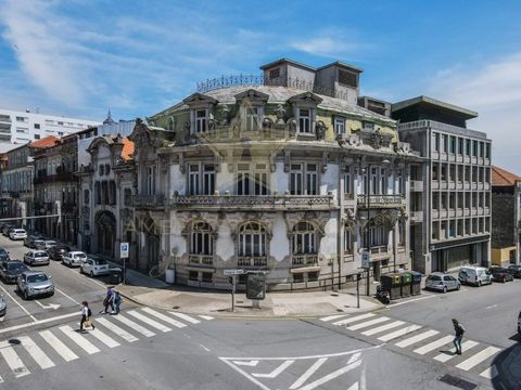 Store within an exquisite and unique development, with luxury finishes in the center of Porto. This development constitutes one of the most interesting corners of the city of Porto and comprises three buildings of different types, mixing a magnificen...