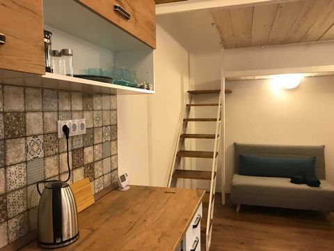 Newly listed, renovated and with a brand new fit out, this very charming little studio apartment is suited ideally for the single traveller, university student or couple. The studio is super simple, minimalist style and designed for maximum comfort i...
