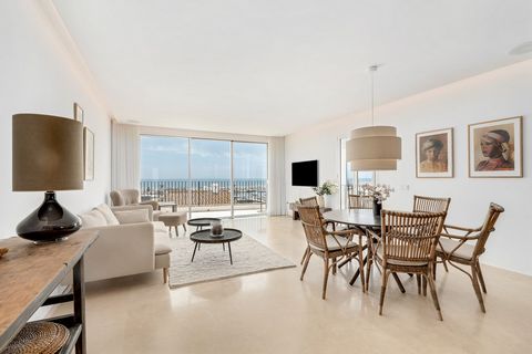 Located in Puerto Banús. A luxurious and contemporary designed apartment located within the the famous marina of Puerto Banus. This bright south facing 2 bedroom 2 bathroom apartment with its own garage space offers open views over the harbour and th...