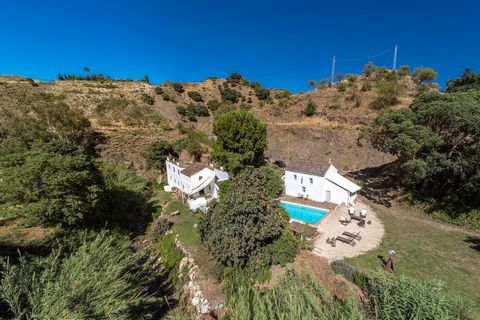 Magnificent dream house in an old mill from the 16th century, in an idyllic setting by the river, with beautiful landscapes with fruit trees in a natural environment, and a private pool, built on a 15,600 m2 plot just 20 minutes from Marbella. The pr...
