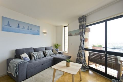 If you are looking for a place with balcony and a short distance from the beach, then this apartment in Matosinhos is the right place for you! The apartment has 2 bedrooms, 1 bathroom, a kitchen equipped with all necessary amenities and a furnished l...