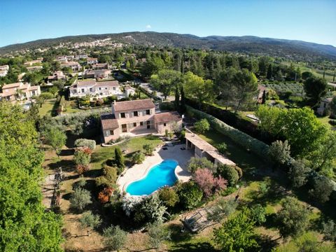 Located in the charming village of St Saturnin les Apt, close to essential shops, pretty one-storey Provençal house with open views of the Luberon. The ground floor is composed of a large living room with fireplace and open kitchen, a bedroom with sh...