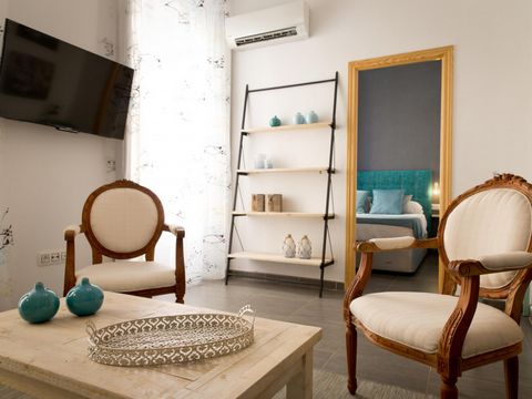 Our holiday apartments on the Costa del Sol Málaga Dos Aceras are located next to Alamos street and with an unbeatable location. Calle Larios and Plaza de la Constitución less than 300 meters away. The Cathedral of Malaga known as La Manguita, the Ro...