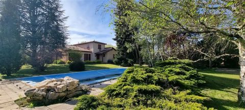 In the heart of the village of Prayssac, a beautiful house nestled in a 2800m2 park with swimming pool, double garage, carport, well. A large entrance hall welcomes you and leads to a bright living room with insert opening onto a beautiful dining kit...