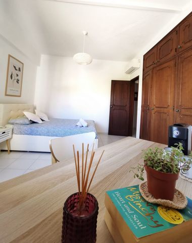 Spacious Double Room in T2 Apartment with Shared Bathroom Located just a 5-minute walk from Praia de Luz beach and nearby restaurants, this large double room in a T2 apartment offers plenty of closet space for your belongings. The apartment is well-e...