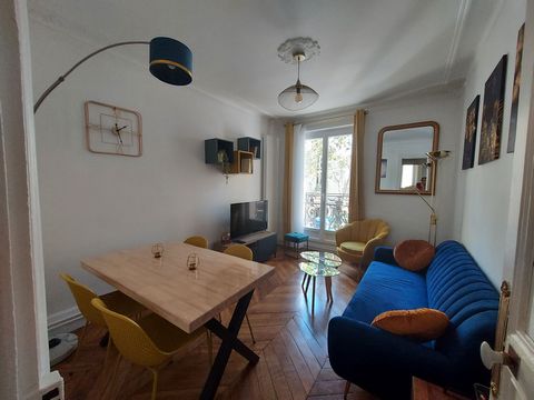 Ce charmant appartement meublé, récemment rénové, 47 m², composé de 3 pièces dont 2 chambres doubles, et d'un balcon est situé au pied du métro Marcadet (ligne 4) dans le 18ème arrondissement de Paris, au 2ème étage d'un immeuble haussmannien sans as...