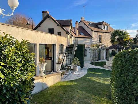 In the heart of Giverny, charming village of Claude Monet, rare for sale. Ideal artists! Workshops for creation, exhibition.... Lovely old property covered in small tiles on a flat and closed ground of 1239m2. Entrance into living room with fireplace...