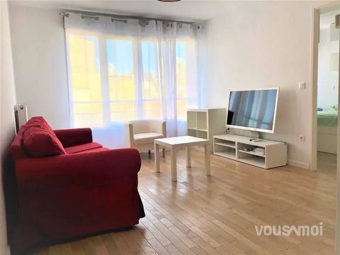 SURESNES LIMITE PUTEAUX QUARTIER CARNOT GAMBETTA TRAM T2 / TER LINE L AND U PUTEAUX 8 MIN We offer a 2-room apartment located on the 4th floor with elevator, comprising: an entrance, a living room, a furnished and equipped kitchen, a bedroom, a bathr...