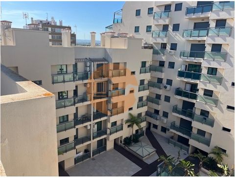 Spacious three-bedroom apartment with three bathrooms and parking in the AElectro-fabril Condominium, with parking space number 82, including a fully equipped kitchen, located on the second floor. This property features luxurious and high-quality fin...
