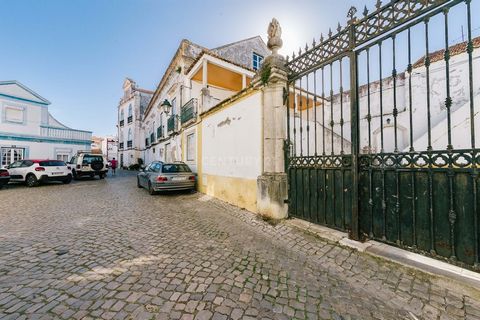 Historic building next to the river in the center of the town of Alcochete, located right in front of Jardim do Rossio and with a unique view! It is assumed that it was built in 1846, with this building being a landmark in the town and where the Alco...