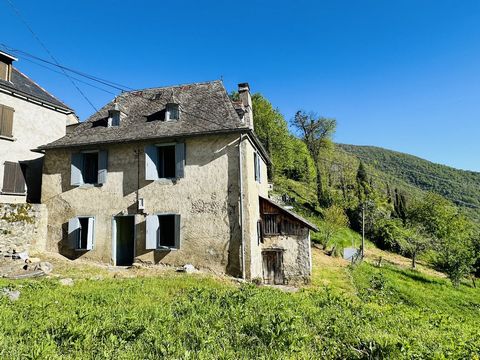 House located on the outskirts of a peaceful mountain village located at an altitude of 750m, in the town of Saint Girons 09200. House in stone, wood and slate, of approximately 90m² of non-adjoining living space, with open views, to be completely re...