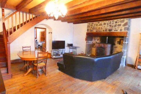 Aurillac 10 km. On 740 M2 of enclosed, wooded land, beautiful Auvergne stone house from 1900, including 1 living room with CANTOU FIREPLACE and STOVE, 1 equipped kitchen, 4 bedrooms, 1 bathroom, 2 toilets, 1 laundry room, double glazing, 1 garage. Qu...