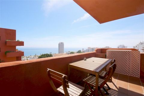 Located in Estepona. A spacious apartment perfect for families looking to stay close to Estepona old town, beach and port. This holiday property has three bedrooms, two bathrooms, open plan living room with dining area, fully fitted kitchen and a sou...
