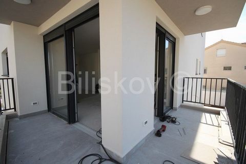 Solin, Center, three bedroom comfortable apartment of 105 m2 in a smaller urban building on the first floor, orientation W-S-E. The apartment also has approx. 60 m2 of parking space in the basement of the building and a storage room of 5 m2 on the sa...