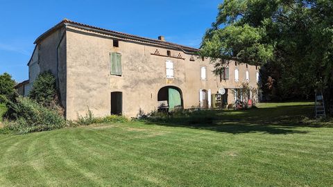 Farmhouse around courtyard on 11266m² of land. House of approximately 250 m² plus outbuildings of approximately 300m² - to be completely renovated Beautiful views of the countryside, no close neighbors (+300m) Ground floor - living room, kitchen, lou...
