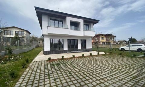 SUPRIMMO agentschap: ... Wij presenteren een vrijstaand huis gelegen op 4 km van het centrum van Varna in St. Nikola gebied. Uitstekende gelegenheid voor comfortabel en rustig wonen in een rustige omgeving, weg van het lawaai van de centrale stad, in...