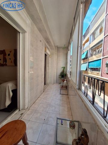Przestronny apartament z czterema sypialniami położony w Campoamor, w pobliżu Audytorium, bardzo poszukiwanej części miasta z wszelkiego rodzaju usługami. Jest to mieszkanie na pierwszym piętrze bez windy, z wysokimi sufitami i prawie bez korytarzy. ...