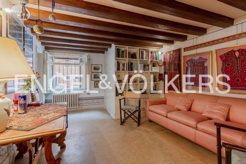 Overlooking Corte dell'Albero, in the most chic and refined part of the Sestiere di San Marco, we offer this elegant ground floor flat with independent entrance. Beautiful Venetian terrazzo floors, exposed beams and spectacular mirrors welcome us int...