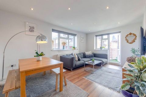 You will be close to everything when you stay at this centrally-located place This bright and spacious 2BD flat is situated in the heart of Hoxton, with the independent restaurants, bars and cafes of Pitfield St on your doorstep, and the attractions ...