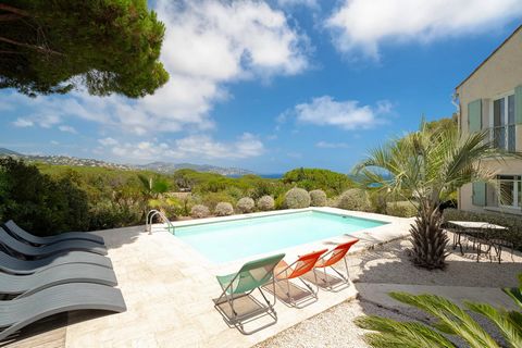 Well-maintained Provencal-style villa, divided over 2 levels and offering a beautiful unobstructed sea view, with a dominant and elevated position in a peaceful and residential neighborhood. Accommodation, on the first floor, the villa offers: an ent...