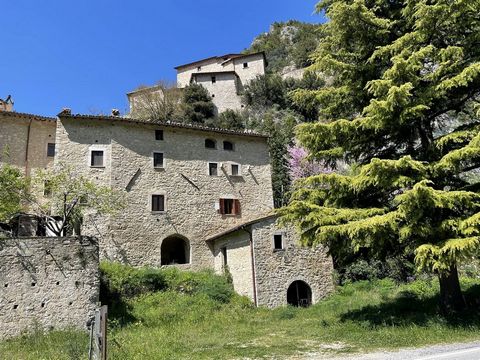 Upptäck den autentiska charmen i Vallo di Nera, inbäddat i den pittoreska byn Piedipaterno, bara 15 minuter från Spoleto! Detta vackra hus med egen ingång välkomnar dig med sin unika karaktär, där den exponerade stenen omsluter exteriören och ger den...