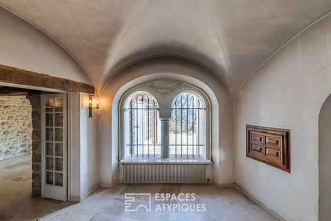 Located a stone's throw from the city center of Grasse, this freehold house of 154m2 on three levels, has a plot of approximately 1100m2 The access to the house is through a courtyard which hosts a turning area and a staircase leading to the main ent...