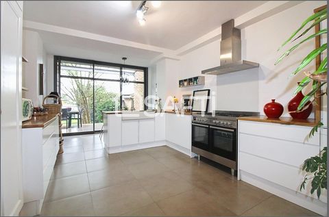 OPPORTUNITY for this house of Master 30s, COMPLETELY RENOVATED by an interior designer. Ideal area, close to all shops and services, 15 minutes from the station, the green environment without vis-à-vis will seduce you from the entrance. This MAGNIFIC...