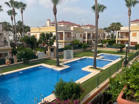 Spacious townhouse located in Daya Vieja with communal pool. There is a constructed area of 200 m2 distributed over 3 floors located on a plot of 220 m2. On the ground floor there is a large living / dining room, a fully equipped kitchen with separat...