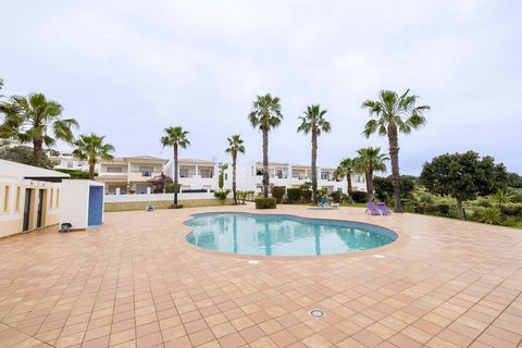 Dit appartement met 2 slaapkamers en gemeenschappelijk zwembad is gelegen op een rustige locatie met uitzicht op de oceaan. Gelegen op slechts 5 minuten rijden van het stadscentrum en het strand van Meia Praia en dicht bij twee golfbanen. Goed ingeri...