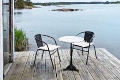 Lovely house with fantastic seaside plot with jetty and a wood-burning sauna in beautiful Figeholm. The house has balconies on both the front and back, both with sea views. You have a rowing boat and a small dinghy to explore the beautiful archipelag...