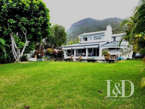 A haven of peace, a beautiful family soul that is this charming villa located at the private residence, Plantation Marguery, in Tamarin. On a plot of 1000m² and its villa of 350m², this house has a character of its own. It inspires at the convivial w...