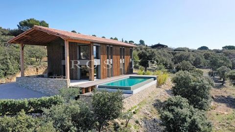Elegant contemporary low-energy house with infinity pool in a dominant position, set on a hillside in a residential area near the villages of St-Saturnin-les-Apt and Villars. On entering the property, you will discover this stunning residence, built ...